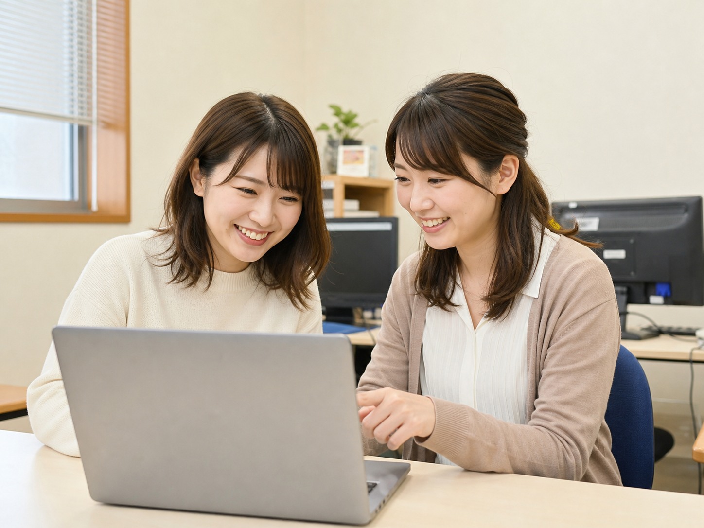講師と受講生が対面でパソコン操作を学ぶ様子