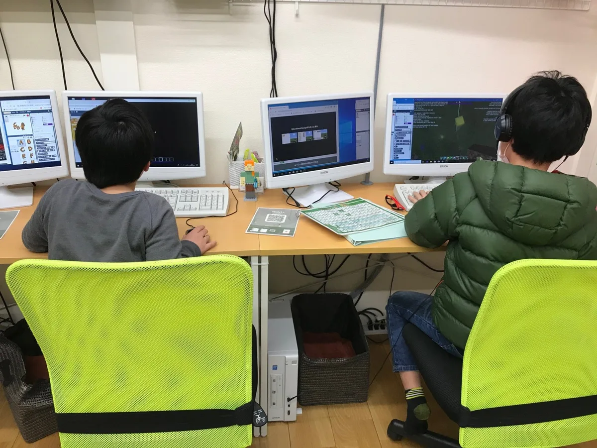 SCROOMの教室でパソコンを使って学ぶ子どもたち